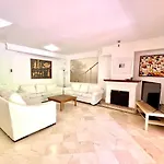Spacious Golden Mile Townhouse